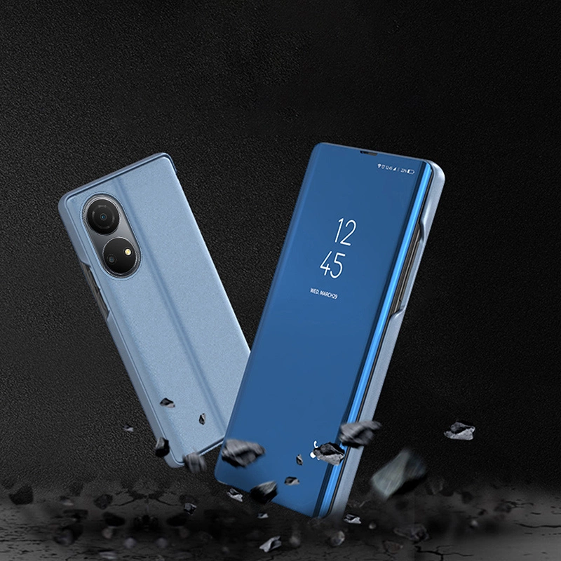 Na obrazie widoczne są dwa etui na telefon w kolorze niebieskim, jedno z klapką, a drugie z widocznymi aparatami. Na ekranie telefonu w etui z klapką widoczny jest tekst: \'12:45, WED, MARCH 9\'.