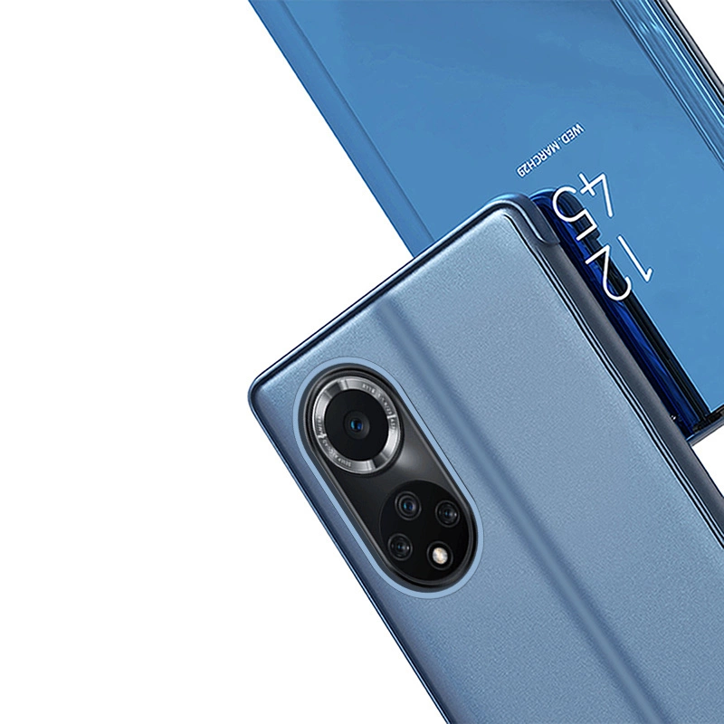 Na obrazie widoczne są dwa niebieskie etui na telefon z klapką, jedno z widocznym wyświetlaczem pokazującym godzinę 12:45. Etui mają wycięcia na aparat fotograficzny z trzema obiektywami.