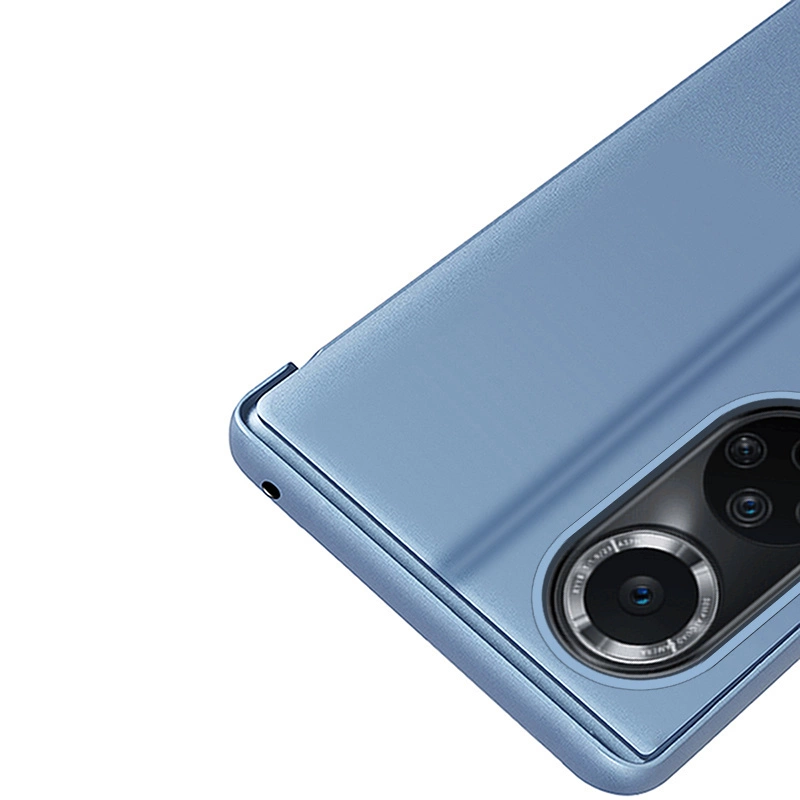 Obraz przedstawia niebieskie etui na telefon z widocznym wycięciem na aparat fotograficzny. Etui ma gładką powierzchnię i zaokrąglone krawędzie.