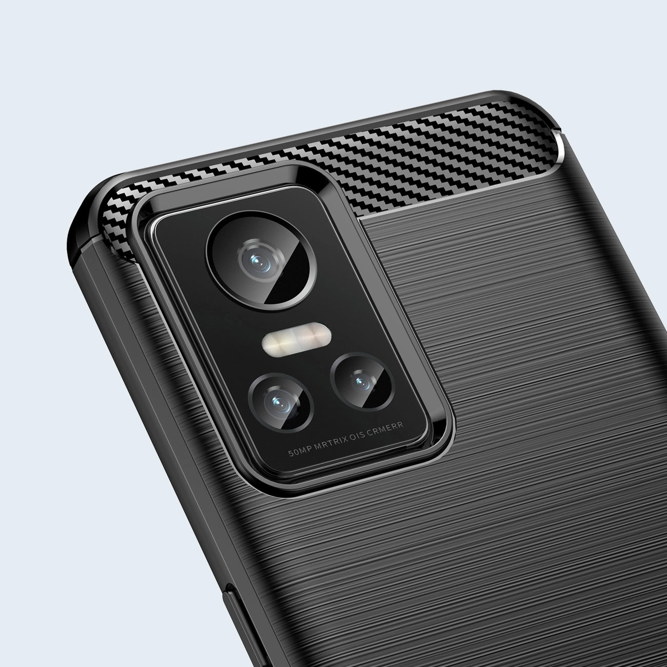 Czarne etui z karbonowym wzorem na górnej części, z wycięciem na aparat z trzema obiektywami i napisem \'50MP MATRIX OIS CAMERA\'.
