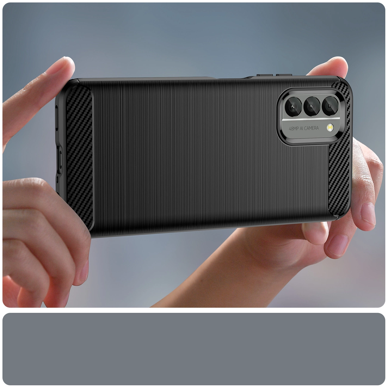 Osoba trzyma czarne etui na telefon z teksturą karbonową. Na etui widoczny jest napis \'48MP AI CAMERA\'.