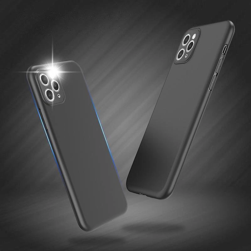 Obraz przedstawia dwa czarne etui silikonowe na telefon, z widocznymi wycięciami na aparat i przyciski boczne. Tło jest ciemne, a jedno z etui ma efekt świetlny przy aparacie.