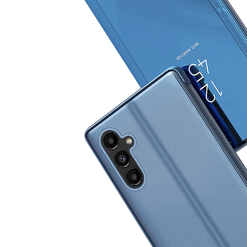 Na obrazie widoczne są dwa niebieskie etui na telefon z trzema obiektywami aparatu. Na jednym z etui widoczny jest tekst \'12:45\'.