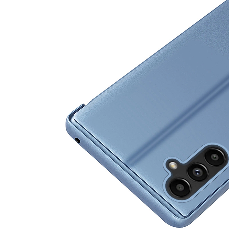 Obraz przedstawia niebieskie etui na telefon z trzema wycięciami na aparaty fotograficzne. Etui ma gładką powierzchnię i zaokrąglone krawędzie.
