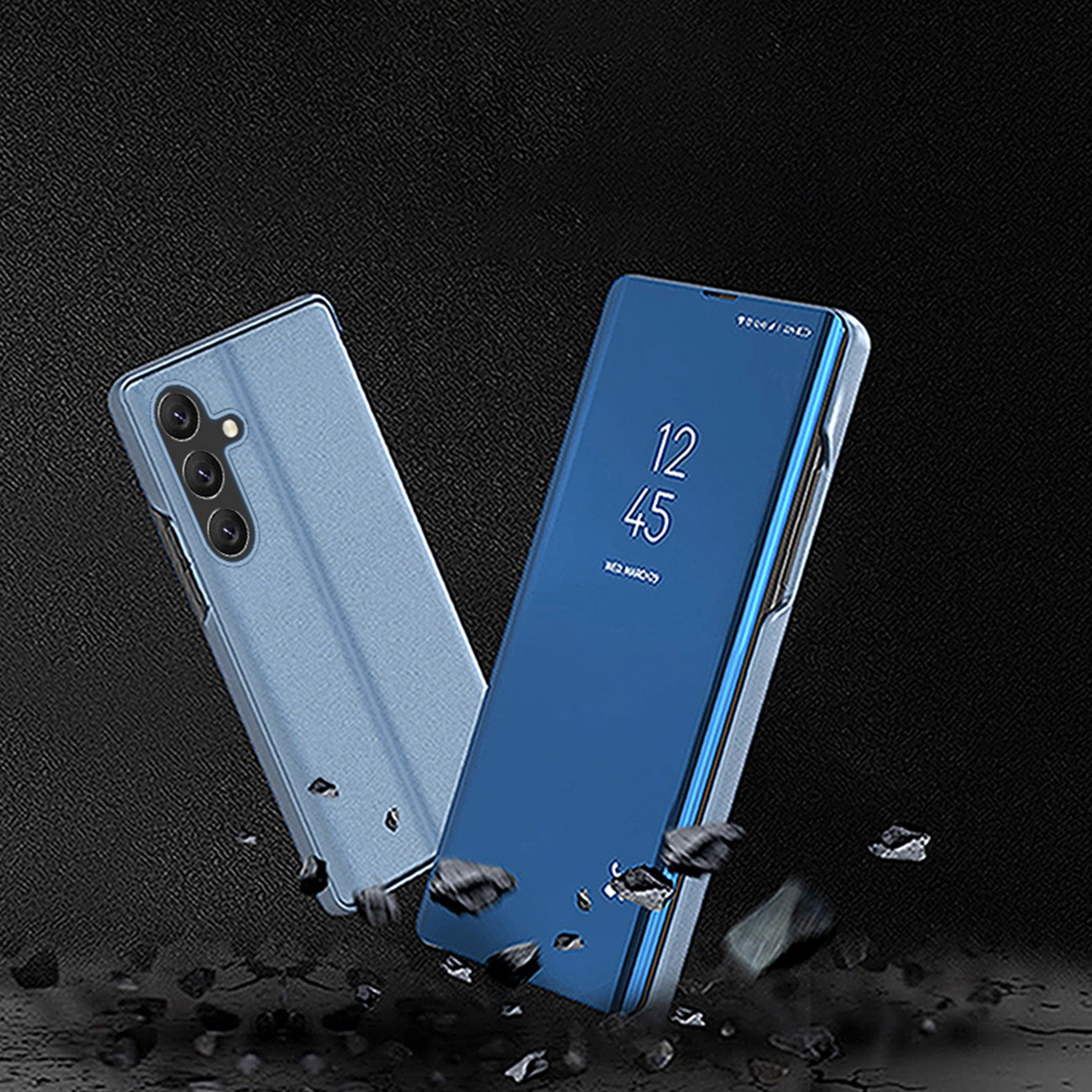 Na obrazie widoczne jest niebieskie etui na telefon z klapką, z trzema otworami na aparaty. Na ekranie telefonu wyświetla się godzina 12:45 oraz napis \'media expert\'.