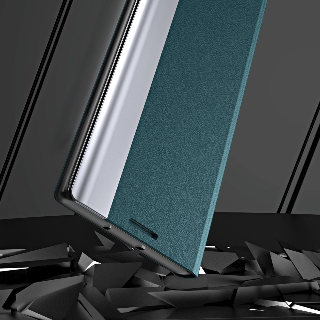 Obraz przedstawia etui na telefon z klapką w kolorze ciemnozielonym, z metalicznym wykończeniem na krawędzi. Etui unosi się nad powierzchnią z geometrycznymi kształtami.