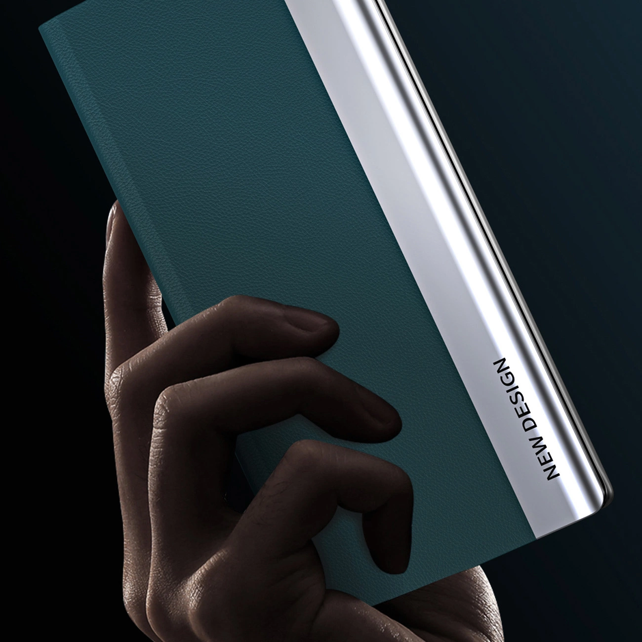 Osoba trzyma etui w kolorze ciemnozielonym z metalicznym paskiem, na którym widnieje napis \'NEW DESIGN\'.