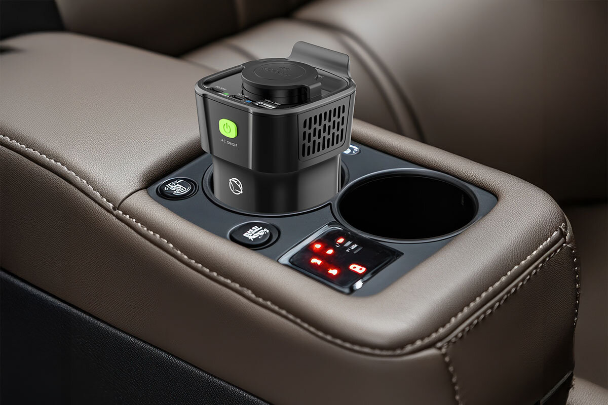 Przetwornica samochodowa MANTA MPI201C Power Inverter 150W 12 V / 230V, kubek, wnętrze, montaż, ład, Przetwornica Manta w samochodowym uchwycie