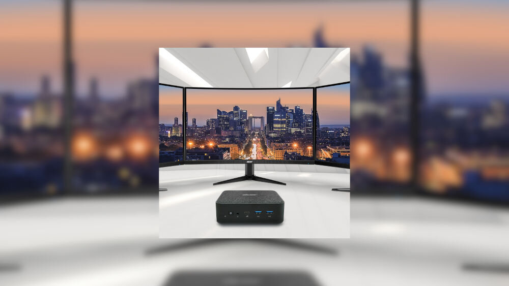 Komputer ACER Revo Box RB102-13U3U i3-1305U 16GB RAM 512GB SSD Wi-Fi 8K UHD prezentacja urządzenia za nim trzy monitory jasne tło praca na trzech ekranach jednocześnie wygoda organizacja
