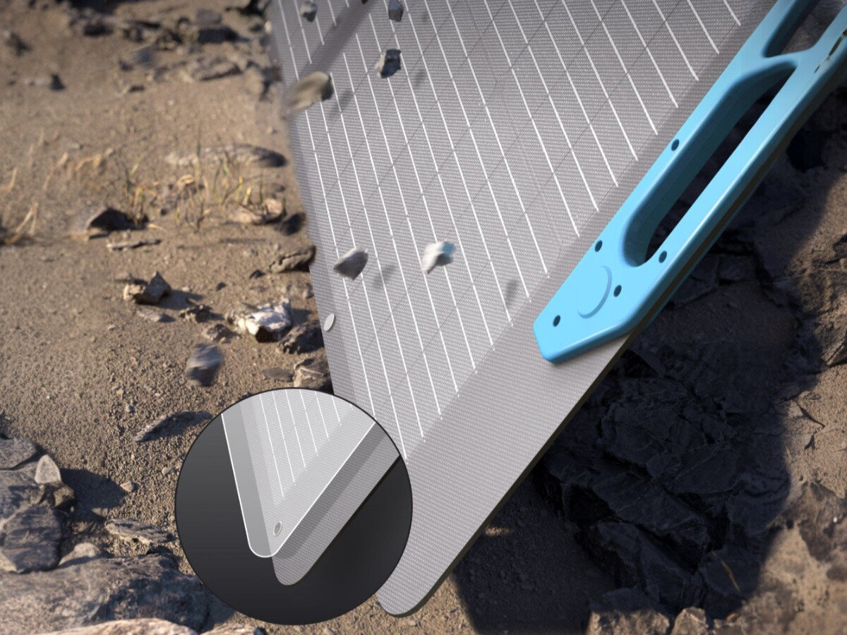Panel fotowoltaiczny ANKER Solix PS100 100W, wytrzymałość, ETFE, trwałość, czyszczenie, Powierzchnia panelu ANKER Solix PS100 podczas testu odporności — uderzenia kamieniami, widoczne zbliżenie na warstwy ochronne.