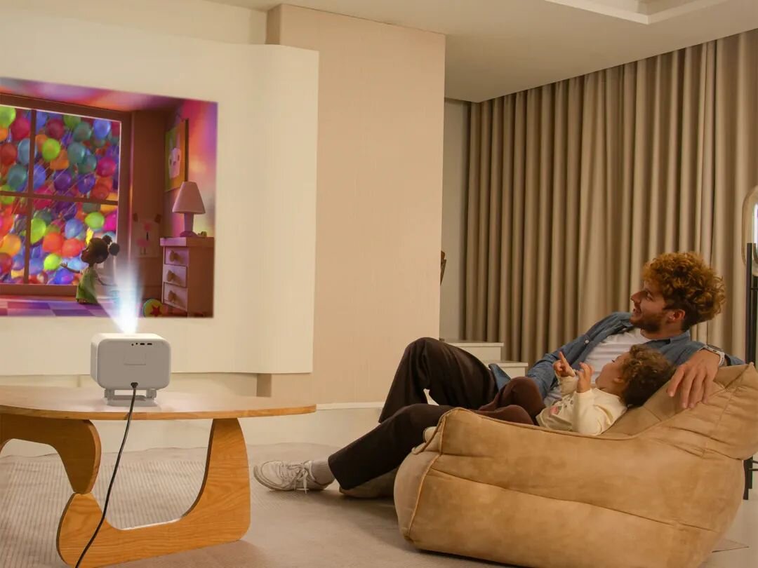 Projektor YABER L2 Plus - Kino w domowym wydaniu, projektor stojący na stole, wyświetlający obraz na płótnie