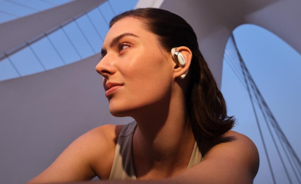 Słuchawki SHOKZ OpenFit 2 otwarty design komfort Ultra-Soft Silicone 2.0, osoba z załozonymi słuchawkami