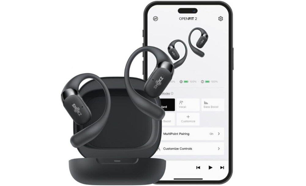Słuchawki SHOKZ OpenFit 2 aplikacja Shokz App EQ ustawienia, słuchawki wraz z etui ładującym oraz smartfonem na białym tle