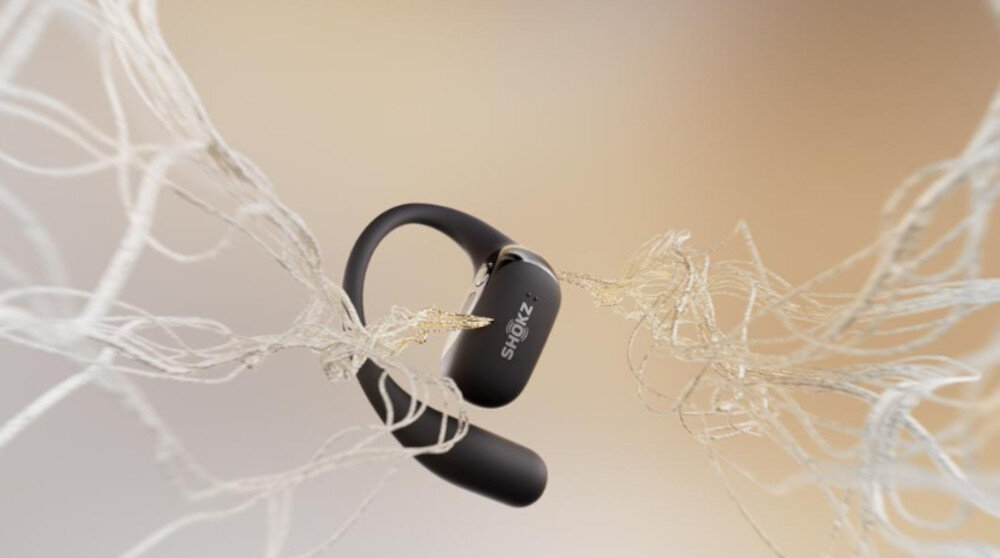 Słuchawki SHOKZ OpenFit 2 mikrofony AI redukcja szumów rozmowy, słuchawka na złotym tle, powietrze przechodzace przez słuchawkę
