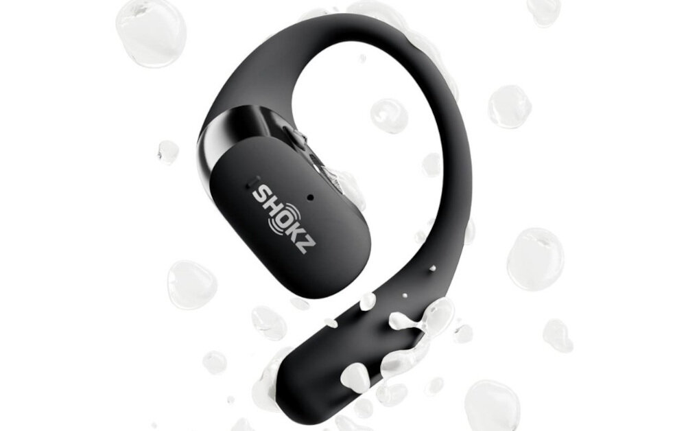 Słuchawki SHOKZ OpenFit 2 IP55 odporność pot zachlapania, słuchawka skąpana w wodzie na białym tle