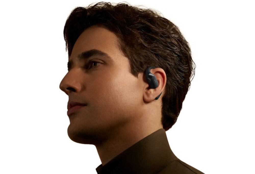 Słuchawki SHOKZ OpenFit 2+ otwarta konstrukcja świadomość otoczenia komfort, osoba z założonymi słuchawkami na białym tle