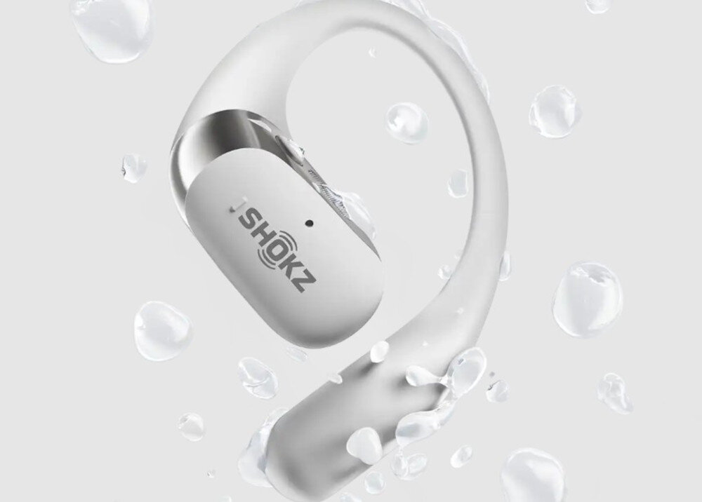 Słuchawki SHOKZ OpenFit 2+ IP55 odporność pot kurz deszcz, słuchawka skompana w kroplach wody na jasnym tle