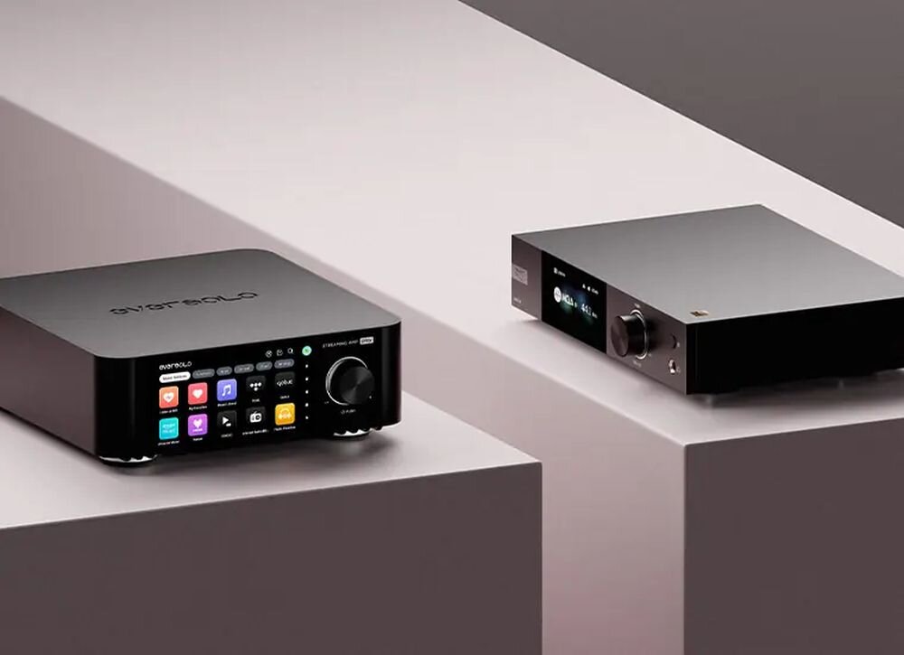 EVERSOLO Play moc 60W 110W THD 0.0037 SNR 109dB parametry audio HiFi wzmacniacz cyfrowy, urządzenia stojące na białych postumentach