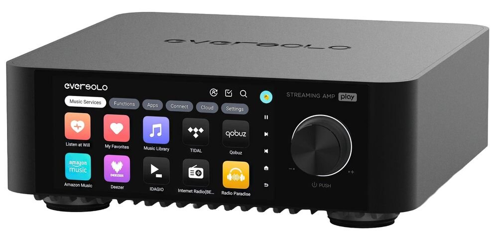 EVERSOLO Play wymiary 230x230x75 waga 2.6 kg kompaktowy wzmacniacz HiFi audio design, urządzenie po skosie na białym tle