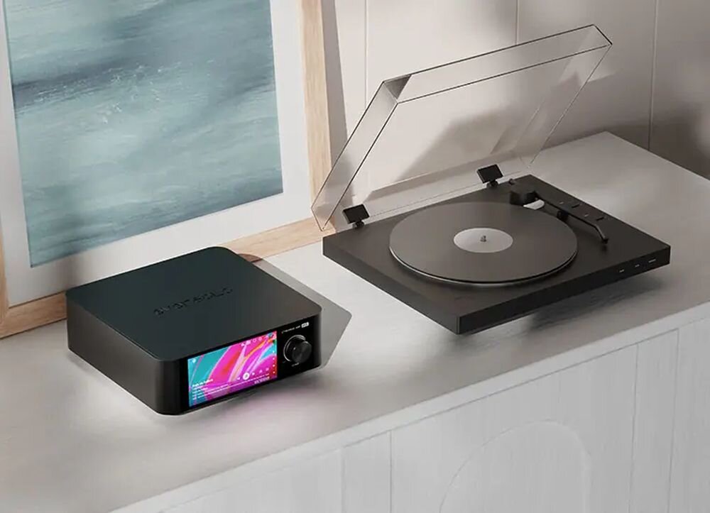 EVERSOLO Play multiroom audio synchronizacja muzyki w domu HiFi sterowanie wielopokojowe, urządzenie stojące obok gramofonu na szafce w pomieszczeniu