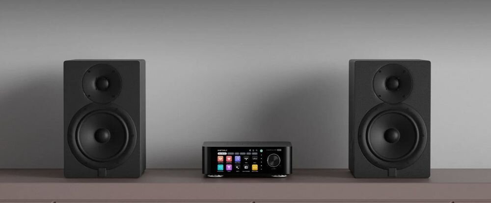 Eversolo Play CD Edition all in one wzmacniacz streamer CD HiFi integracja system audiourządzenie stojące pomiędzy dwoma głośnikami na komodzie