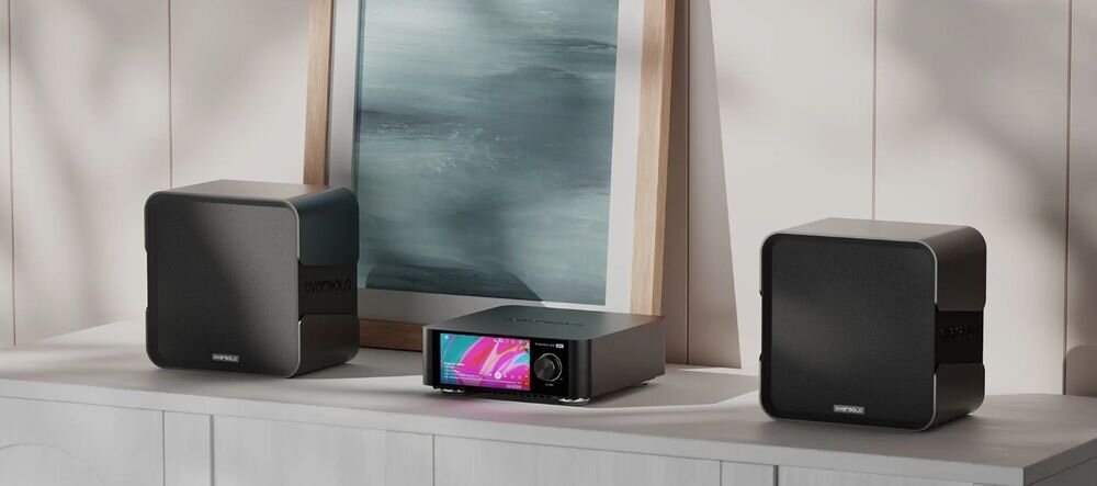Eversolo Play CD Edition ESS Sabre DAC HiFi przetwornik audio streamer wzmacniacz, urządzenie stojące pomiedzy dwoma głośnikami na komodzie
