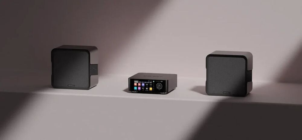 Eversolo Play CD Edition Tidal Spotify Qobuz streaming HiFi Connect wzmacniacz audio, urządzenie stojące pomiedzy dwoma głośnikami na komodzie
