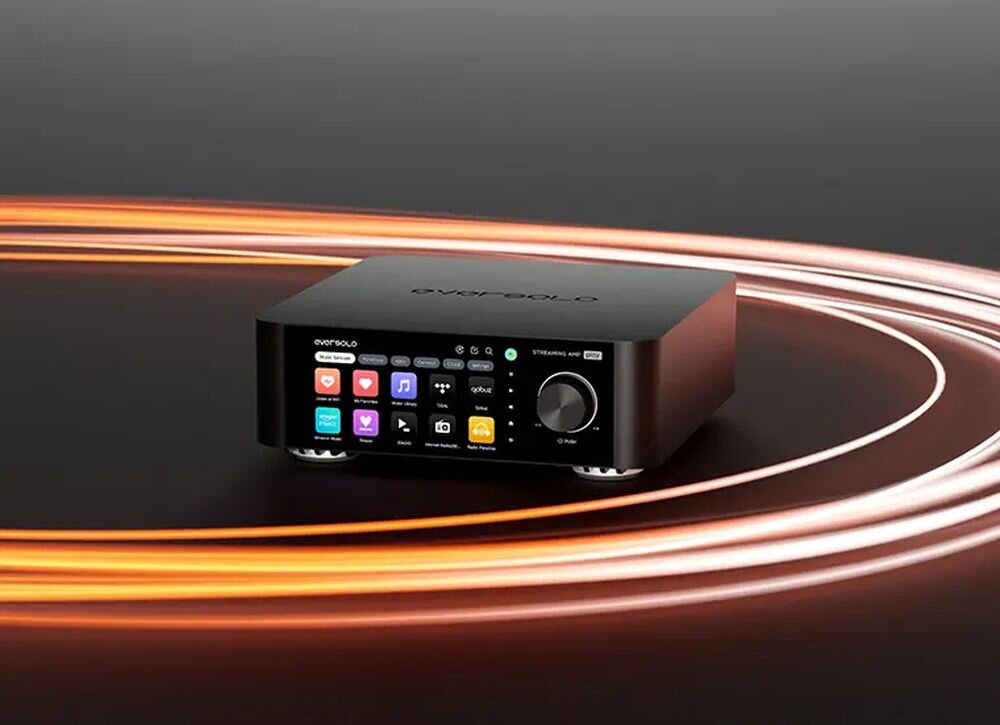 Eversolo Play CD Edition LAN NAS UPnP WebDAV chmura Plex HiFi streaming audio, urządzenie po skosie na ciemnym tle, które otaczają jasne spirale