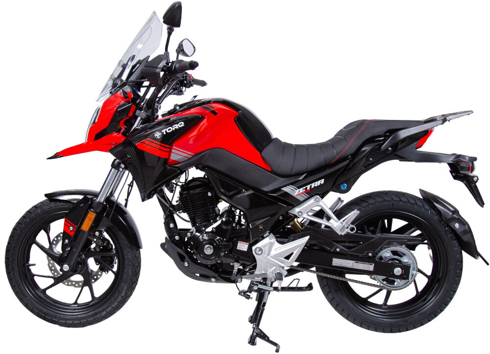 Motocykl TORQ Zetra ADV 125 MC125-5 124.4cm3 11l Czarno-czerwony motocykl na białym tle widoczny z boku dynamiczny i ekonomiczny środek transportu pojemny zbiornik paliwa 11 l waga około 141 kg dopuszczalne obciążenie do 146 kg