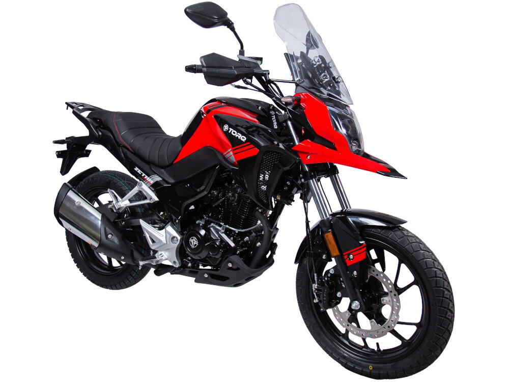 Motocykl TORQ Zetra ADV 125 MC125-5 124.4cm3 11l Czarno-czerwony motocykl na białym tle widoczny od przodu pod skosem widelec teleskopowy z przodu centralny amortyzator z tyłu tłumią nierówności drogi użytkownik odczuwa mniejsze zmęczenie stabilność bezpieczeństwa