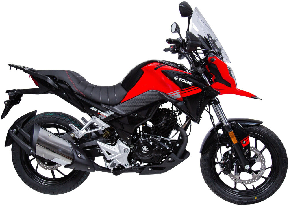 Motocykl TORQ Zetra ADV 125 MC125-5 124.4cm3 11l Czarno-czerwony motocykl na białym tle widoczny z boku rozrusznik elektryczny szybkie i wygodne uruchomienie silnika jednym przyciskiem komfort komfort system działa stabilnie w różnych warunkach pogodowych