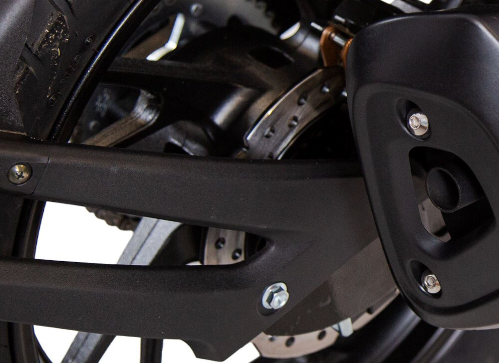 Motocykl TORQ Zetra ADV 125 MC125-5 124.4cm3 11l Czarno-czerwony zbliżenie na tylny hamulec przednie i tylne hamulce tarczowe precyzyjne zatrzymanie pojazdu bezpieczeństwo użytkownika pewna kontrola motocykla zwiększa komfort jazdy w ruchu miejskim na trasach poza miastem