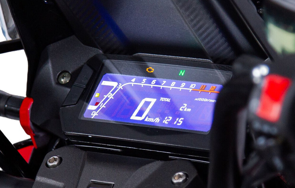 Motocykl TORQ Zetra ADV 125 MC125-5 124.4cm3 11l Czarno-czerwony zbliżenie na wyświetlacz podświetlany ekran z prędkościomierzem i wskaźnikami cyfrowy wyświetlacz z niebieskim podświetleniem szybki i wygodny dostęp do najważniejszych informacji komfort i bezpieczeństwo