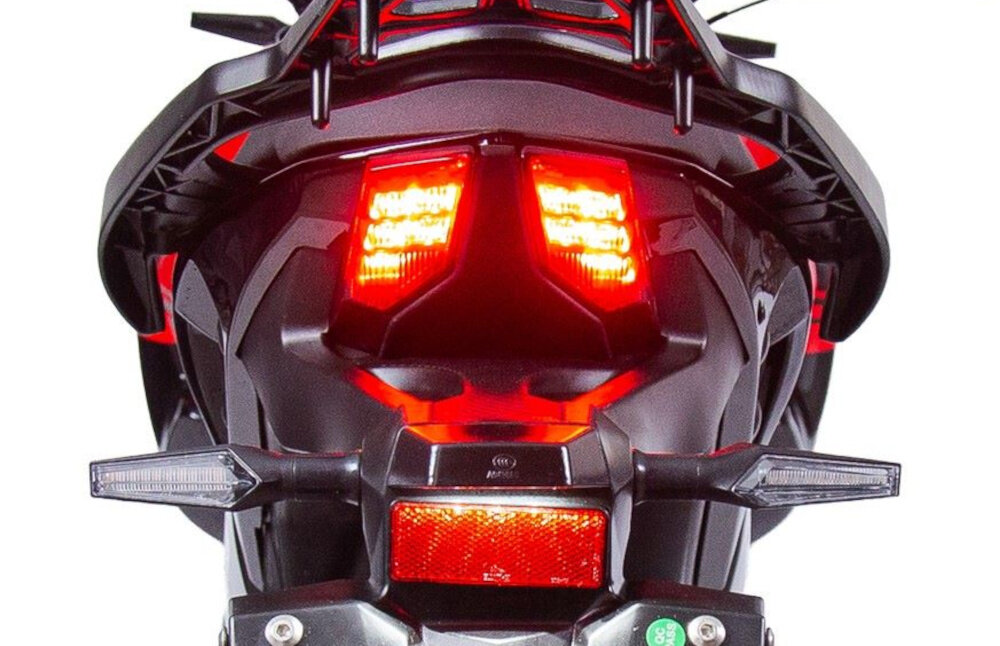 Motocykl TORQ Zetra ADV 125 MC125-5 124.4cm3 11l Czarno-czerwony tył motocykla na białym tle zbliżenie na tylne lampy przednie i tylne oświetlenie LED Jasne światło poprawia bezpieczeństwo Technologia LED niskim poborem energii długą żywotnością