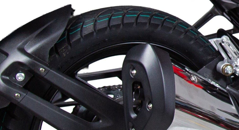 Motocykl TORQ Zetra ADV 125 MC125-5 124.4cm3 11l Czarno-czerwony ujęcie tylnego koła motocykla na białym tle detal opony błotnik opony o wymiarach 110/70-17 z przodu 140/70-17 z tyłu szersza tylna opona zwiększa przyczepność przednia opona ułatwia precyzyjne prowadzenie bezpieczeństwo i komfort jazdy