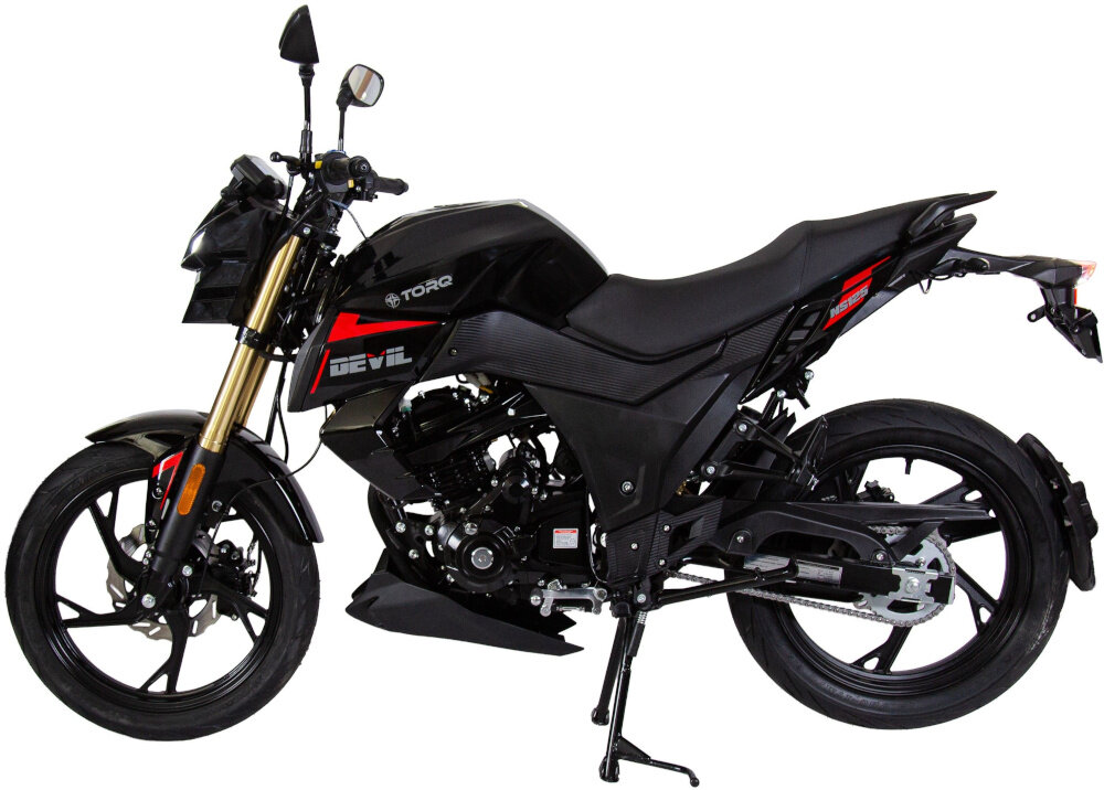 Motocykl TORQ Devil NS 125 MC125-5 124.4cm3 14l Czarny motocykl na białym tle widoczny z boku dynamiczny i ekonomiczny środek transportu pojemny zbiornik paliwa 14 l waga około 131 kg dopuszczalne obciążenie do 156 kg