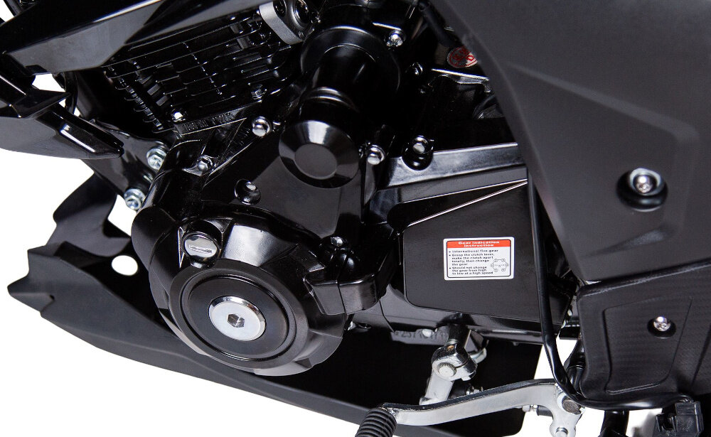 Motocykl TORQ Devil NS 125 MC125-5 124.4cm3 14l Czarny zbliżenie na silnik czterosuwowy silnik chłodzony powietrzem moc na poziomie około 10,6 KM maksymalne obroty do 8500 obr./min maksymalna prędkość do 90 km/h 5-biegowa skrzynia