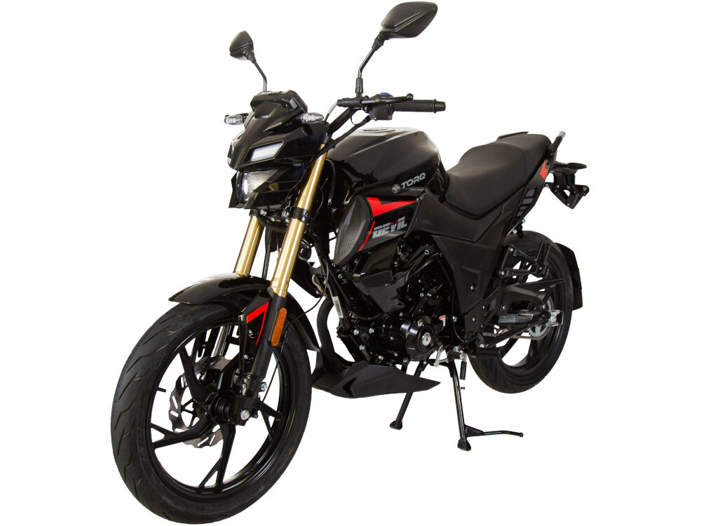 Motocykl TORQ Devil NS 125 MC125-5 124.4cm3 14l Czarny motocykl na białym tle widoczny od przodu pod skosem widelec teleskopowy z przodu centralny amortyzator z tyłu tłumią nierówności drogi użytkownik odczuwa mniejsze zmęczenie stabilność bezpieczeństwa