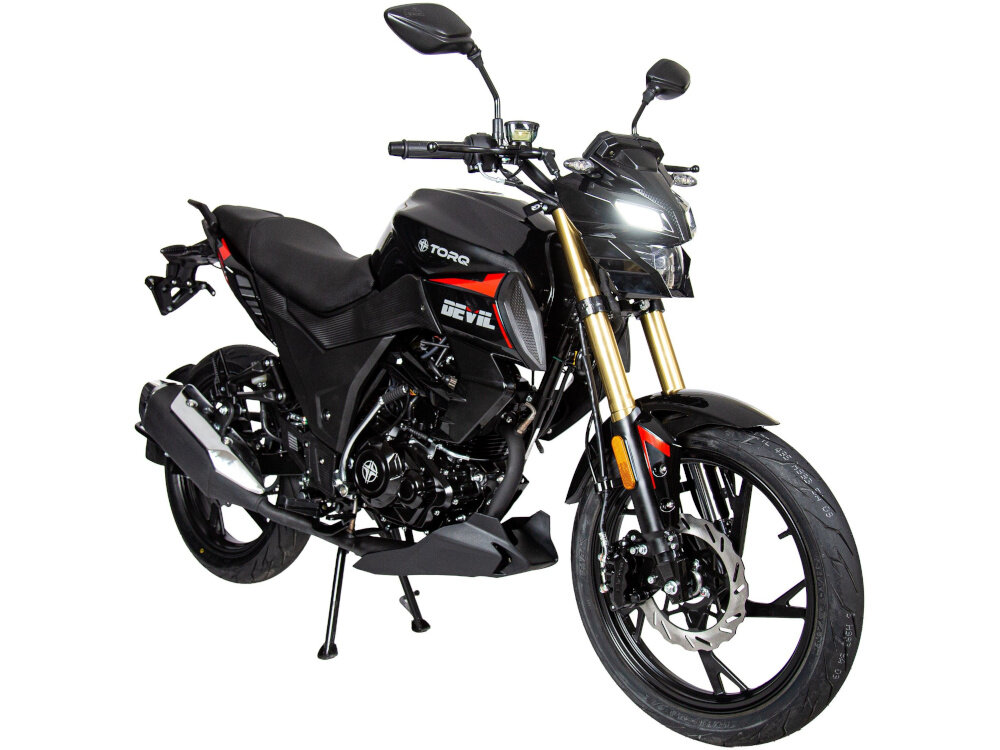 Motocykl TORQ Devil NS 125 MC125-5 124.4cm3 14l Czarny motocykl na białym tle widoczny od przodu pod skosem elektryczny i nożny rozrusznik szybkie i wygodne uruchomienie silnika pewność działania na trasie