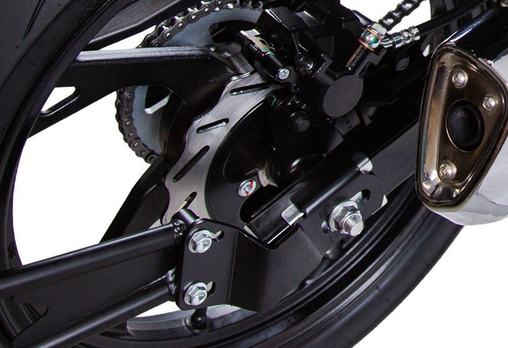 Motocykl TORQ Devil NS 125 MC125-5 124.4cm3 14l Czarny zbliżenie na tylny hamulec przednie i tylne hamulce tarczowe precyzyjne zatrzymanie pojazdu bezpieczeństwo użytkownika pewna kontrola motocykla zwiększa komfort jazdy w ruchu miejskim na trasach poza miastem