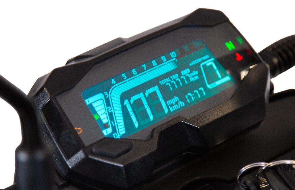 Motocykl TORQ Devil NS 125 MC125-5 124.4cm3 14l Czarny zbliżenie na wyświetlacz podświetlany ekran z prędkościomierzem i wskaźnikami cyfrowy wyświetlacz z niebieskim podświetleniem szybki i wygodny dostęp do najważniejszych informacji komfort i bezpieczeństwo