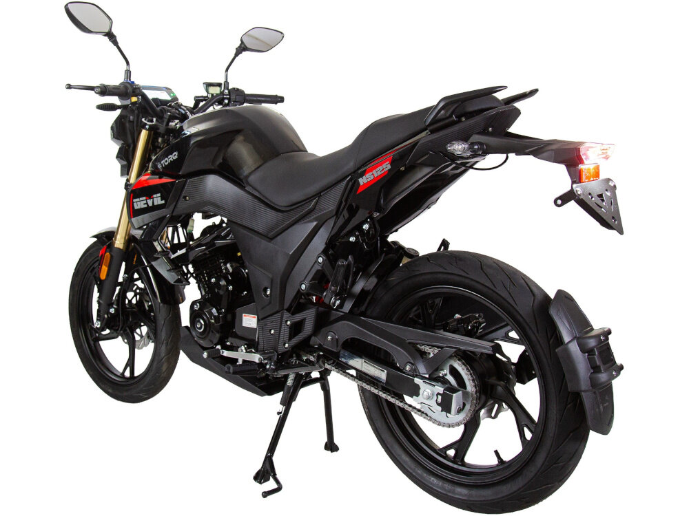 Motocykl TORQ Devil NS 125 MC125-5 124.4cm3 14l Czarny motocykl na białym tle widoczny od tyłu pod skosem łańcuchowe przeniesienie napędu ułatwia codzienną eksploatację zmniejsza koszty serwisowania regularne smarowanie łańcucha jest szybkie i wygodne trwała konstrukcja przekłada się na stabilną pracę