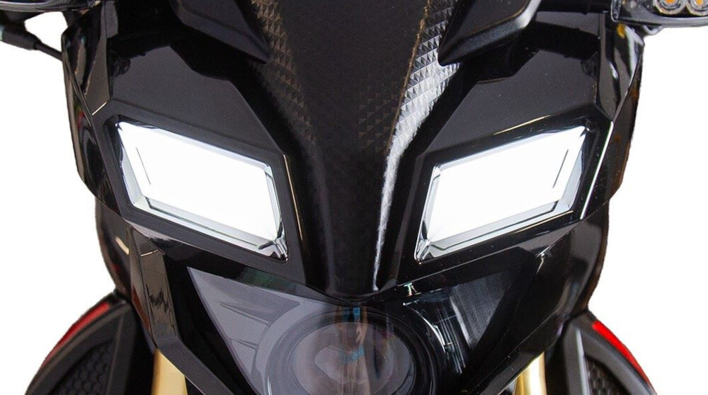 Motocykl TORQ Devil NS 125 MC125-5 124.4cm3 14l Czarny przód motocykla na białym tle zbliżenie lamp LED i lusterek przednie i tylne oświetlenie LED Jasne światło poprawia bezpieczeństwo Technologia LED niskim poborem energii długą żywotnością