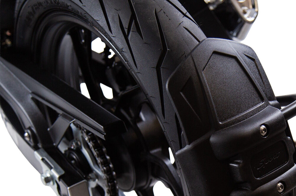 Motocykl TORQ Devil NS 125 MC125-5 124.4cm3 14l Czarny ujęcie tylnego koła motocykla na białym tle detal opony błotnik i napęd łańcuchem opony o wymiarach 90/90-17 z przodu 120/80-17 z tyłu szersza tylna opona zwiększa przyczepność przednia opona ułatwia precyzyjne prowadzenie bezpieczeństwo i komfort jazdy