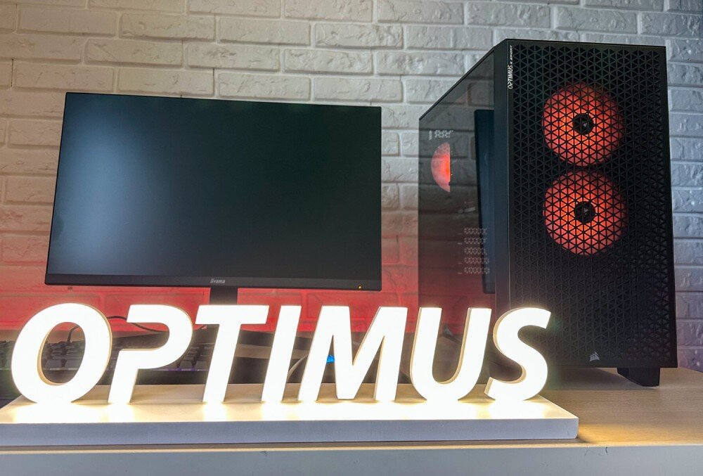 Komputer OPTIMUS E-Sport GA520T-CR9 Dwa ujęcia czarnej obudowy na białym tle prezentujące przedni panel o strukturze trójkątnej siatki, za którą znajdują się dwa wentylatory świecące na żółto, zasilacz, moc, obudowa