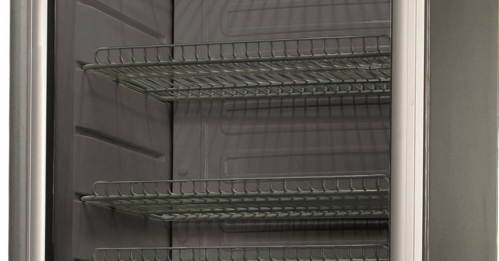 WITRYNA CHŁODNICZA BEKO PROFESSIONAL ADN 203 1S BP półki druciane widok wnętrza lodówka przemysłowa pojemność 350 l gastronomia handel półki druciane organizacja produktów oświetlenie LED kontrola zawartości stal nierdzewna higiena odporność zmiana kierunku drzwi elastyczność ustawienia równomierne chłodzenie sterowanie mechaniczne świeżość energooszczędna praca koszty eksploatacji