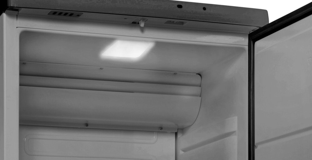 SZAFA CHŁODNICZA BEKO PROFESSIONAL Zbliżenie wnętrza szafy chłodniczej z włączonym oświetleniem LED i półkami mechaniczne przyciski pokrętło intuicyjna obsługa łatwa regulacja