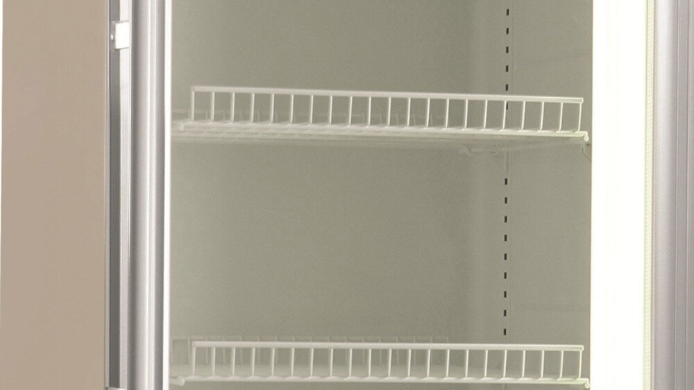 WITRYNA CHŁODNICZA BEKO PROFESSIONAL ADN 221C BP półki druciane widok wnętrza lodówka przemysłowa pojemność 350 l gastronomia handel półki druciane organizacja produktów oświetlenie LED kontrola zawartości stal nierdzewna higiena odporność zmiana kierunku drzwi elastyczność ustawienia równomierne chłodzenie sterowanie mechaniczne świeżość energooszczędna praca koszty eksploatacji