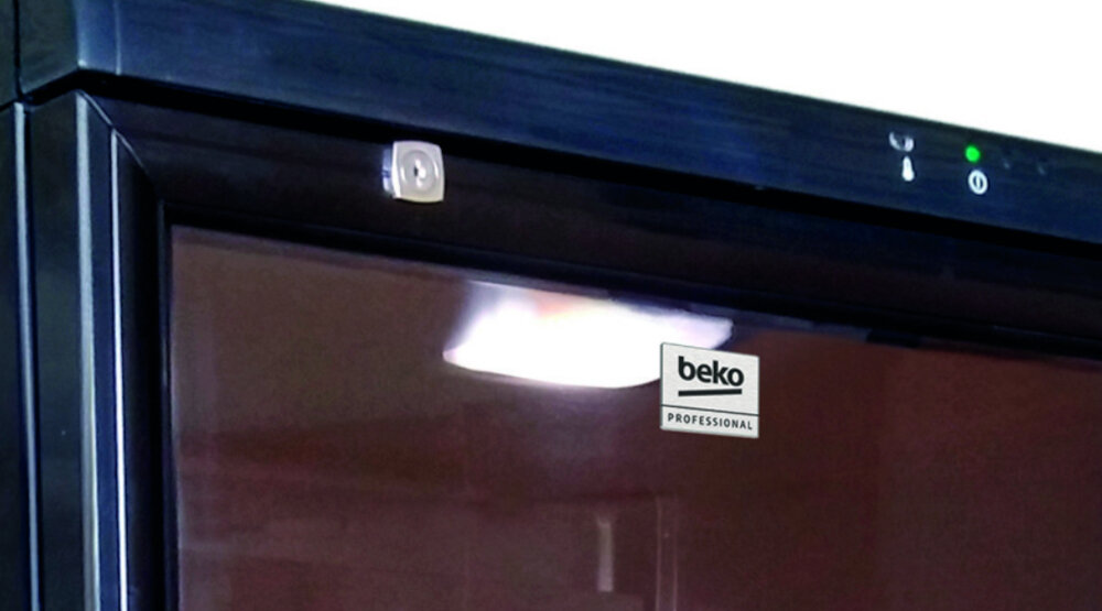CHŁODZIARKA DO WINA BEKO PROFESSIONAL ADN 231BK BP Zbliżenie na wnętrze witryny na wino Beko Professional z podświetleniem LED i drewnianymi półkami. Przeszklone drzwi umożliwiają ekspozycję przechowywanych butelek 4-14°C automatyczne rozmrażanie termometr stabilna temperatura