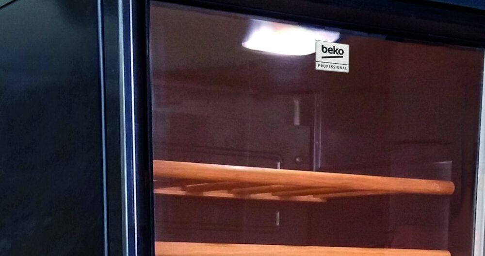 CHŁODZIARKA DO WINA BEKO PROFESSIONAL ADN 231BK BP Zamek z kluczykiem zamontowany w drzwiach witryny na wino. Rozwiązanie pozwala zabezpieczyć zawartość przed nieuprawnionym dostępem regulowane półki oświetlenie wewnętrzne 43 dB regulowane nóżki
